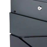 Gros plan de la boîte aux lettres Sergio Anthracite de yessential.fr en gris foncé, présentant un design géométrique angulaire et une serrure en trou de serrure visible - parfaite pour garder le courrier en sécurité.