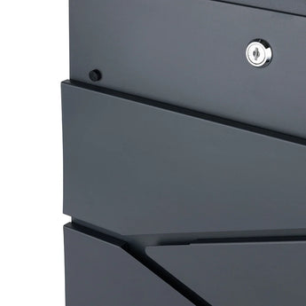 Gros plan de la boîte aux lettres Sergio Anthracite de yessential.fr en gris foncé, présentant un design géométrique angulaire et une serrure en trou de serrure visible - parfaite pour garder le courrier en sécurité.
