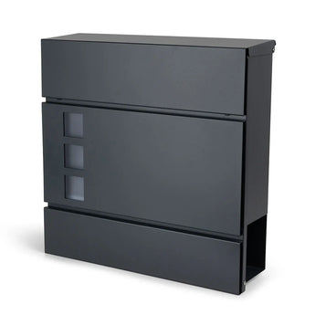 La Nevio Anthracite de yessential.fr est une boîte aux lettres moderne en gris anthracite avec un design rectangulaire épuré, trois petites fenêtres carrées à l'avant et une ouverture pratique avec fente latérale.