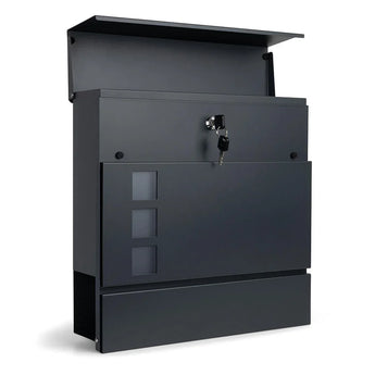 La boîte aux lettres Nevio Anthracite de yessential.fr est murale, gris anthracite, avec couvercle supérieur, serrure à l'avant comprenant deux clés et trois fenêtres carrées à gauche.