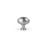 Le bouton Agero en acier inoxydable Deluxe de yessential.fr est un bouton rond en métal brossé avec une tige courte et un dessus lisse légèrement bombé, représenté sur un fond blanc uni.