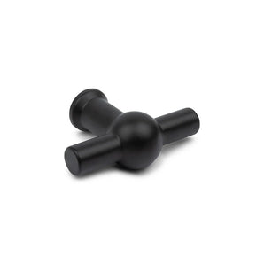 Le bouton noir 10x Rando de yessential.fr est un bouton de meuble noir mat en forme de T avec un noyau rond et des poignées cylindriques, représenté sur un fond blanc.