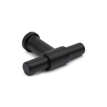 Le bouton noir Cordero de yessential.fr a une base cylindrique mate et une poignée aux lignes modernes - la cuisine à bouton en T noir mat parfaite pour un look élégant sur n'importe quel meuble.