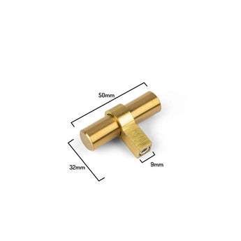 Le bouton Arturo Gold de yessential.fr a un design élégant en métal doré en forme de T, idéal comme bouton de meuble doré rural pour les intérieurs ruraux. Dimensions : longueur 50 mm, hauteur 32 mm, largeur du support 9 mm.