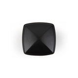 Un bouton noir Adaro noir, carré et moderne en forme de pyramide de yessential.fr avec des coins légèrement arrondis est présenté d'en haut sur un fond blanc.