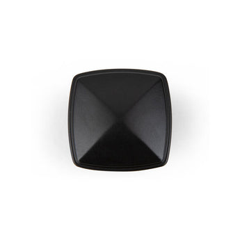 Un bouton noir Adaro noir, carré et moderne en forme de pyramide de yessential.fr avec des coins légèrement arrondis est présenté d'en haut sur un fond blanc.