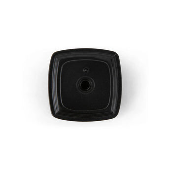 Un bouton carré noir Adaro Black de yessential.fr avec un trou central est présenté de dessus sur un fond blanc, soulignant le design moderne.