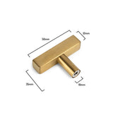 Le bouton Vasco Gold de yessential.fr a une finition dorée luxueuse, une base cylindrique et un design rectangulaire. Présenté sur un fond blanc, il mesure 50 mm de longueur, 12 mm de hauteur, 35 mm de profondeur et 10 mm de diamètre à partir de la base – parfait pour les fans de poignées de porte dorées.