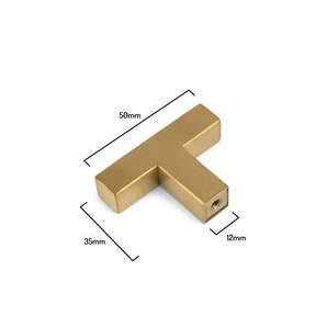 Le bouton Vigio Gold de yessential.fr est un bouton d'armoire ou de tiroir en forme de T de 50 mm de large, 35 mm de haut et 12 mm d'épaisseur. Il est conçu comme un bouton de meuble moderne et représenté sur un fond blanc avec des étiquettes de taille claires.