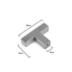Le bouton Vigio en acier inoxydable de yessential.fr est un bouton de meuble en métal en forme de T, de 50 mm de large, 35 mm de haut et 12 mm d'épaisseur, représenté sur un fond blanc - parfait pour les boutons de meubles modernes ou carrés.