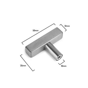 Le bouton Vasco en acier inoxydable de yessential.fr est une poignée en forme de T en acier inoxydable brossé, mesurant 50 mm de large, 35 mm de haut, 12 mm d'épaisseur avec une base de 10 mm de diamètre - une combinaison de style et de durabilité pour vos meubles.