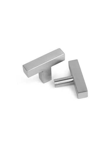 Deux boutons modernes et rectangulaires en acier inoxydable Vasco de yessential.fr en acier inoxydable brossé avec un design minimaliste sont présentés sur un fond blanc - un plat et un droit.
