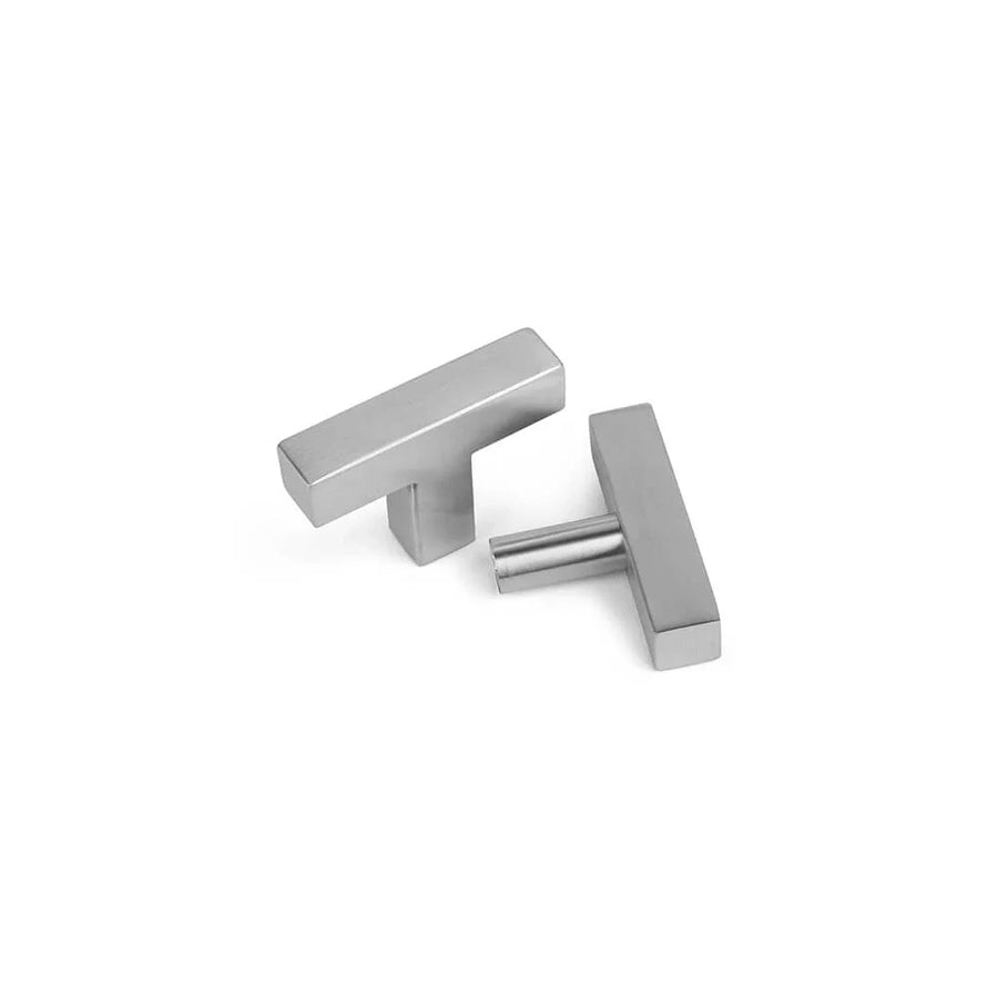 Deux boutons modernes et rectangulaires en acier inoxydable Vasco de yessential.fr en acier inoxydable brossé avec un design minimaliste sont présentés sur un fond blanc - un plat et un droit.