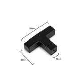 Le bouton noir Vigio de yessential.fr est un bouton de meuble moderne en forme de T (50 mm de large, 35 mm de haut, 12 mm d'épaisseur), représenté sur un fond blanc. Fait partie de la collection Vigio et idéale comme poignée de placard contemporaine.