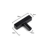 Le bouton en T noir Vasco de yessential.fr est une poignée d'armoire rectangulaire noir mat de 50 mm de long, 12 mm de large, 35 mm de haut avec un diamètre de cylindre de 10 mm. Ce bouton en T noir est représenté sur un fond blanc.