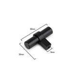 Le bouton noir Arturo de yessential.fr présente un design cylindrique noir élégant en métal avec un bras perpendiculaire. Dimensions : 50 mm de longueur, 32 mm de hauteur et 9 mm de largeur de bras. Montré sur un fond blanc.