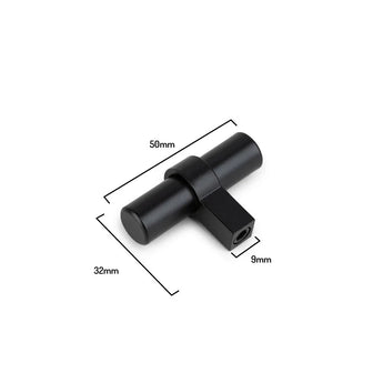 Le bouton noir Arturo de yessential.fr présente un design cylindrique noir élégant en métal avec un bras perpendiculaire. Dimensions : 50 mm de longueur, 32 mm de hauteur et 9 mm de largeur de bras. Montré sur un fond blanc.