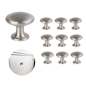 L'image montre 10 boutons de meubles Pedro en acier inoxydable de yessential.fr en acier inoxydable brossé, avec un bouton rond installé sur un tiroir blanc dans un encart rond en bas à gauche.