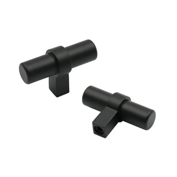 Deux boutons Arturo Black noir mat de yessential.fr, avec de courtes tiges rectangulaires, sont présentés sur un fond blanc - parfaits pour une cuisine moderne ou comme ferrures d'armoires élégantes.