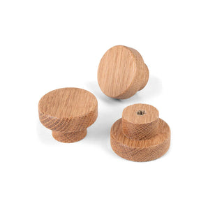 Trois boutons en chêne Arriero de yessential.fr avec grain de bois naturel sont présentés sur un fond blanc, un sur le côté montrant le dos et le trou de vis - idéal pour un intérieur de style campagnard.
