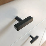 Gros plan de deux boutons noirs Vasco de yessential.fr avec une finition mate sur un boîtier blanc. Le design moderne et simple présente des lignes épurées et une apparence élégante.