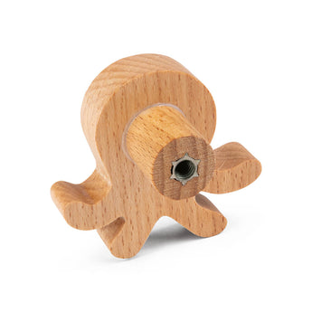 Le Bambino Octopus de yessential.fr est une petite pièce de bois en forme de pieuvre, avec un corps rond, des soutiens-gorge courbés et un insert et filet métallique - prêt pour la chambre d'enfant ou comme bouton de meuble en bois.