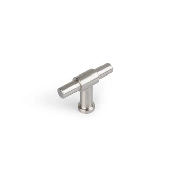 Le bouton Cordero en acier inoxydable de yessential.fr est une poignée en forme de T en acier inoxydable brossé, parfaite comme bouton de meuble ou bouton de cuisine en acier inoxydable, présentée sur un fond blanc.