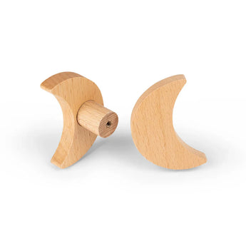 Deux boutons de meubles en bois Bambino Moon de yessential.fr sont présentés, un plat et un droit, reliés par un court clip. Fabriqués en bois clair, ils sont parfaits pour une commode ou comme accent charmant dans la chambre de bébé.