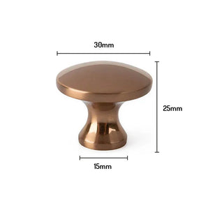 Le bouton d'armoire Antoni Bronze de yessential.fr est rond avec une finition en bronze avec une mesure de 30 mm en grand et en haut, 15 mm en bas et 25 mm en haut.