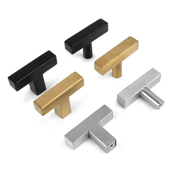 Six poignées rectangulaires Vasco Gold de yessential.fr en noir, or et argent sont disposées sur un fond blanc. Leur finition dorée luxueuse en forme de T ajoute une touche d'élégance et de style.