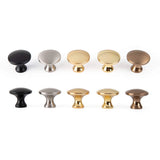 Dix boutons d'armoire en métal sur deux rangées de yessential.fr, dont Antoni Bronze. La rangée supérieure comporte des boutons ronds et plats ; la rangée du bas comporte des boutons de meubles ronds en forme de champignon en noir, argent, or et bronze.