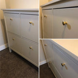 Une armoire blanche à quatre compartiments et les boutons Antoni et ou avec le yessential.fr avec une robe avec un mur beige sur une tapisserie marron. Trois grands plans avec un design tente et minimaliste et des détails élégants et ou mat du boîtier.