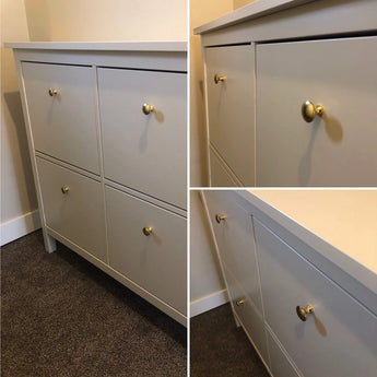 Une armoire blanche à quatre compartiments et les boutons Antoni et ou avec le yessential.fr avec une robe avec un mur beige sur une tapisserie marron. Trois grands plans avec un design tente et minimaliste et des détails élégants et ou mat du boîtier.