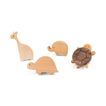 Le Bambino Octopus de yessential.fr - un charmant jouet poulpe en bois - donne une touche ludique à la chambre des enfants. Il est fait de bois de qualité et s’adapte parfaitement à n’importe quel bouton de meuble en bois ou décor moderne.