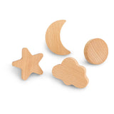 Quatre formes en bois clair - une étoile, un croissant de lune, un cercle et un nuage - se dressent sur un fond blanc, parfait comme bouton de meuble Bambino Star de yessential.fr pour des boutons de chambre d'enfant ludiques.