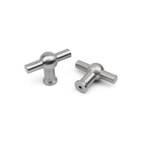 Deux boutons Rando en acier inoxydable de yessential.fr, avec des cylindriques et une base ronde, sont présentés sur le fond blanc : est debout que l'autre repose sur le côté.