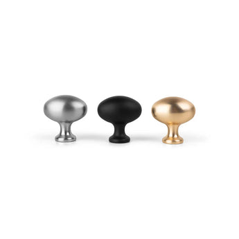 Trois boutons d'armoire yessential.fr Agero en acier inoxydable - argent brossé, noir mat et or brossé élégant - sont alignés sur un fond blanc.