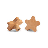 Les boutons en bois Bambino Star de yessential.fr sont idéaux comme boutons pour chambre d'enfant. Un bouton se tient debout et montre la forme d'une étoile à cinq branches, tandis que l'autre bouton repose sur le côté, révélant un insert métallique pour la fixation.