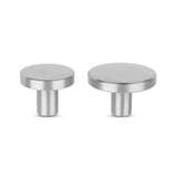 Deux boutons de meubles ronds en acier inoxydable Marizo argentés de yessential.fr de différentes tailles sont présentés sur un fond blanc. Chaque bouton a un dessus rond plat et une tige cylindrique pour la fixation aux meubles.