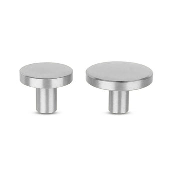 Deux boutons de meubles ronds en acier inoxydable Marizo argentés de yessential.fr de différentes tailles sont présentés sur un fond blanc. Chaque bouton a un dessus rond plat et une tige cylindrique pour la fixation aux meubles.
