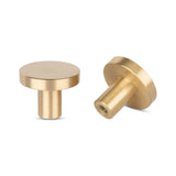 Deux boutons d'armoire ronds Marizo Gold de couleur dorée de yessential.fr sont présentés – un droit et un sur le côté pour révéler le dos. Bouton de meuble élégant parfait ou boutons Marizo pour une touche moderne.