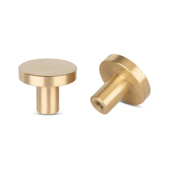 Deux boutons d'armoire ronds Marizo Gold de couleur dorée de yessential.fr sont présentés – un droit et un sur le côté pour révéler le dos. Bouton de meuble élégant parfait ou boutons Marizo pour une touche moderne.