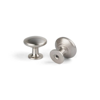 Deux boutons de meuble Pedro en acier inoxydable de yessential.fr sur fond blanc : un vertical et un horizontal, avec la base et le trou de vis. Produit : 10x Pedro en acier inoxydable.