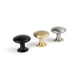 Trois boutons de meuble 10x Pedro en acier inoxydable de yessential.fr sont présentés en noir, or et acier inoxydable brossé, chacun avec un design élégant et une tige courte, sur un fond blanc.