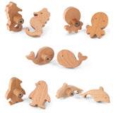 Sept paires de patères murales animaux en bois de yessential.fr, dont le Bambino Penquin avec piquets ronds. Parfait comme bouton de meuble de chambre d'enfant pour accrocher des objets dans la chambre de votre enfant.
