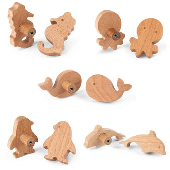 Le crochet mural Bambino Dolphin de yessential.fr, fabriqué en bois de couleur claire, ajoute une touche ludique à n'importe quelle chambre de bébé - parfait pour égayer les chambres d'enfants avec son charmant design inspiré des animaux.