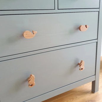 La commode Bambino Seahorse de yessential.fr est parfaite pour la chambre de bébé, avec des boutons en bois clair en forme de baleines, de renards, d'ours et d'écureuils sur les tiroirs. Il sera élégant sur n'importe quel parquet.