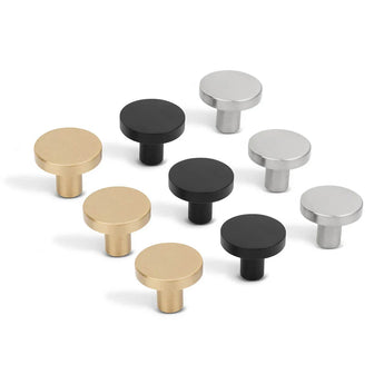 Neuf boutons de meubles ronds en acier inoxydable Marizo de yessential.fr sont présentés en trois groupes de couleurs - or, noir et argent - avec un design minimaliste moderne, soigneusement disposés en rangées sur un fond blanc.