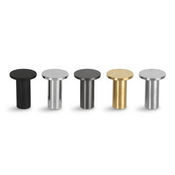 Quatre crochets à serviettes cylindriques en métal de yessential.fr, chacun avec un dessus rond plat et une finition noire élégante - des accessoires de salle de bain en acier inoxydable parfaits pour tout espace moderne. Produit : 4x Carreno Noir.