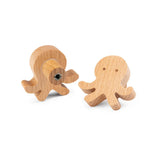 Le Bambino Octopus de yessential.fr présente deux formes de poulpe en bois avec des yeux gravés ; l'un tient debout avec un insert à vis visible, idéal comme bouton de meuble en bois ou bouton de porte pour la chambre des enfants.